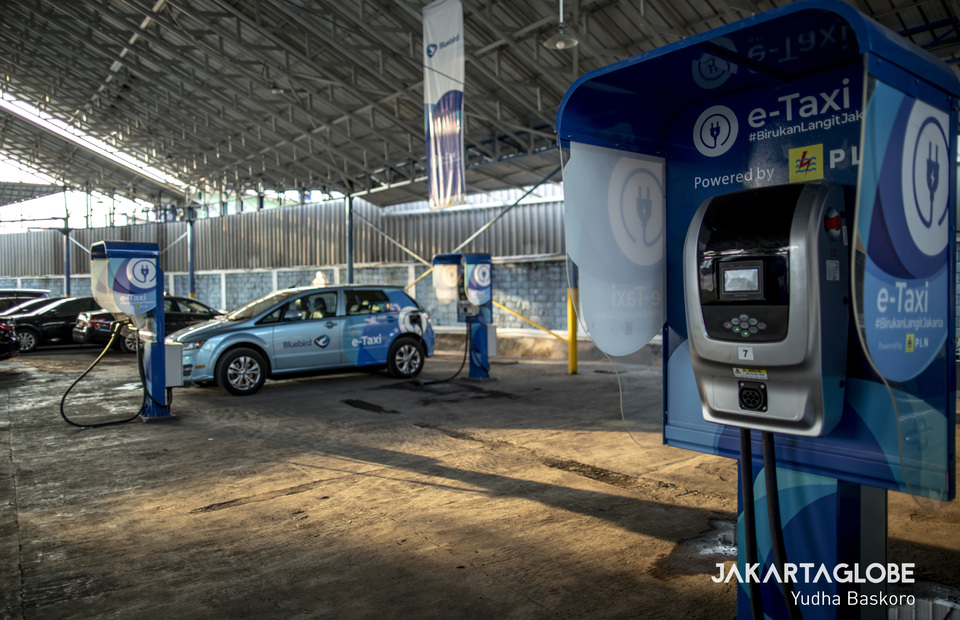 The cars require two hours of charging, which drivers usually do in the afternoons, at the end of their shifts. (JG Photo/Yudha Baskoro)