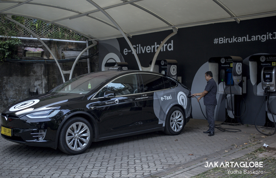 A driver charges a Tesla Model X 75D. (JG Photo/Yudha Baskoro)