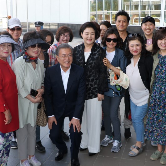 South Korean President Moon Jae-in (C) and his wife, Kim Jong-sook, take a photo with Korean tourists outside of the Royal Regalia museum in Bandar Seri Begawan. The president is currently in Brunei for a three-day state visit. Photo: Rasidah Hj Abu Bakar/The Scoop