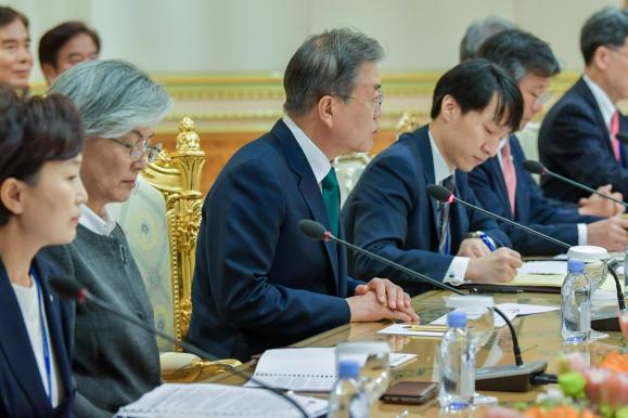 South Korean President Moon Jae-in (C)speaks during a bilateral meeting with Brunei's sultan held at Istana Nurul Iman on March 11, 2019. Photo: Infofoto